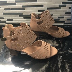 NEW women’s beige chunky heel sandals size 7